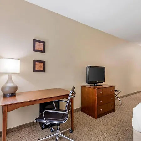 Comfort Inn & Suites East Moline Near I-80