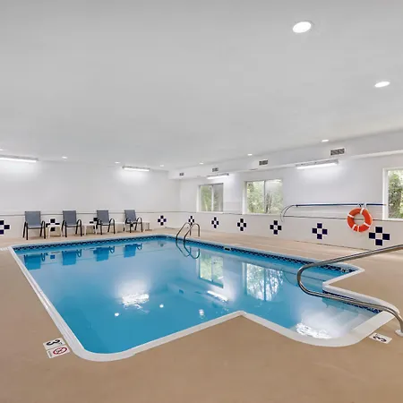 Comfort Inn & Suites East Moline Near I-80