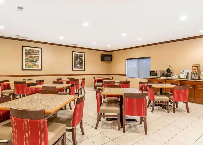Hotel Comfort & Near I-80 East Moline