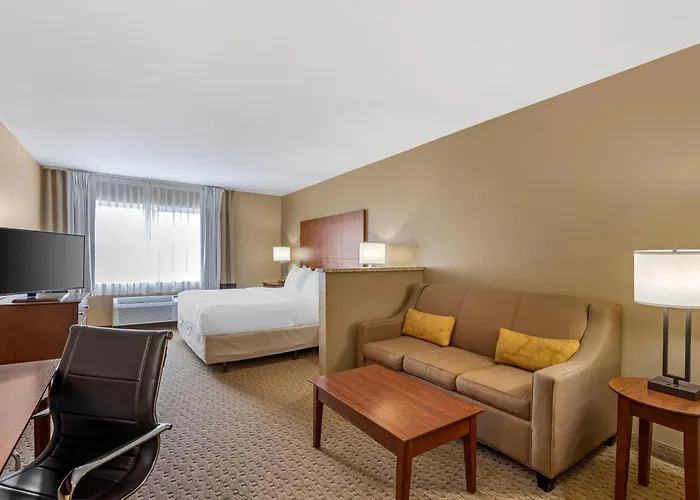 Hotel Comfort & Near I-80 East Moline