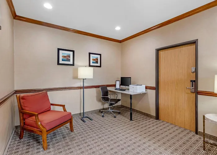 Hotel Comfort & Near I-80 East Moline