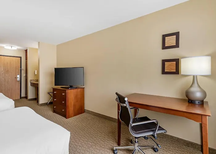 Hotel Comfort & Near I-80 East Moline