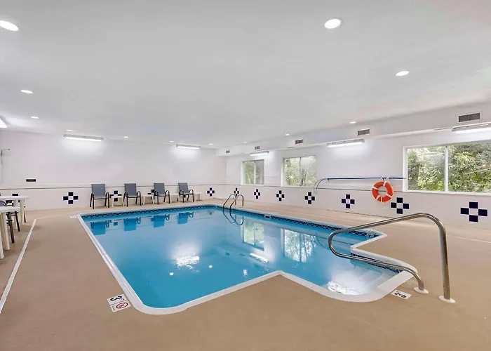 Hotel Comfort & Near I-80 East Moline