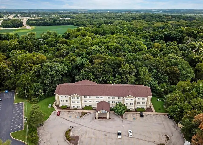 Comfort & Near I-80 Hotel East Moline